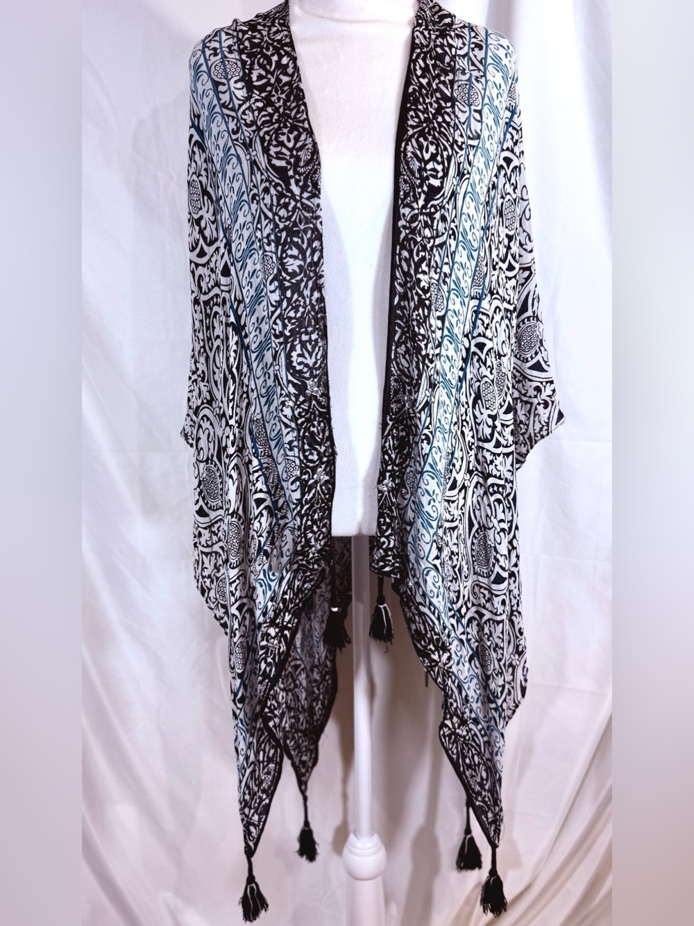 Ecote Beautiful Care Free Kimono With An Ornate Medallion Pattern And Tassels